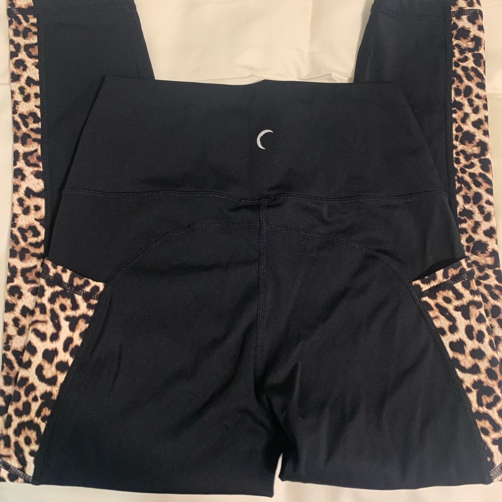 Zyia leopard pocket capri